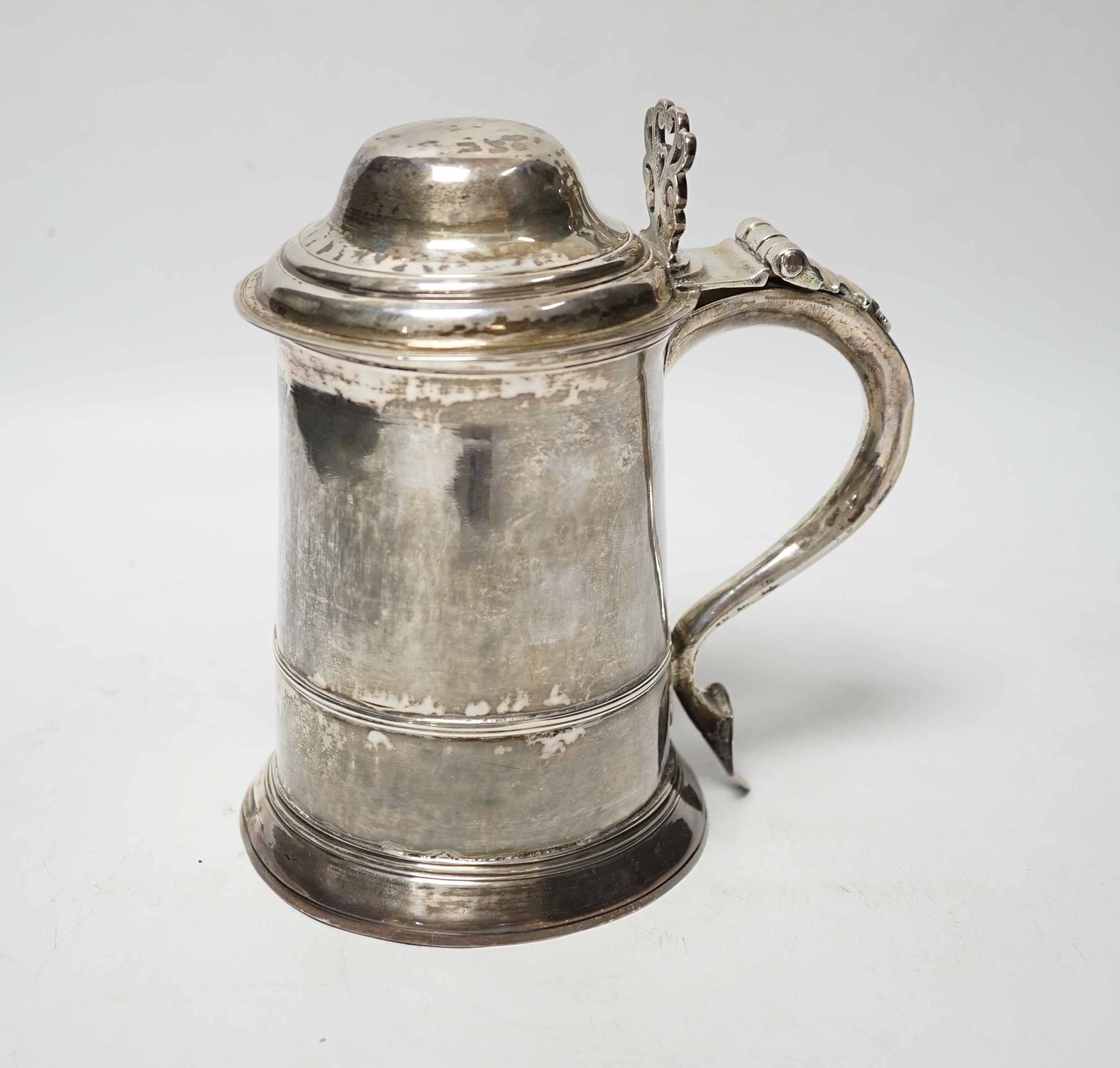 A George III silver tankard, with banded girdle, makers mark on lid and base differ?, London, 1784, height 17.5cm, 17.6oz. (a.f.)